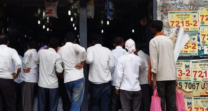 Farmers' seizure rush to buy seeds | बी-बियाणे खरेदीसाठी शेतकऱ्यांची तोबा गर्दी