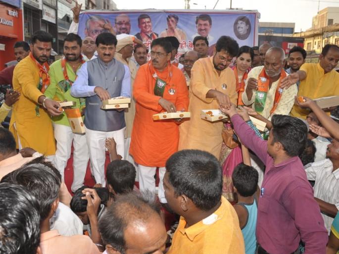 Jhela City, along with the crowd of jaunts of victory in the district | जालना शहरासह जिल्ह्यात दानवेंच्या विजयाचा फटाके फोडून जल्लोष Jhela City, along with the crowd of jaunts of victory in the district | जालना शहरासह जिल्ह्यात दानवेंच्या विजयाचा फटाके फोडून जल्लोष