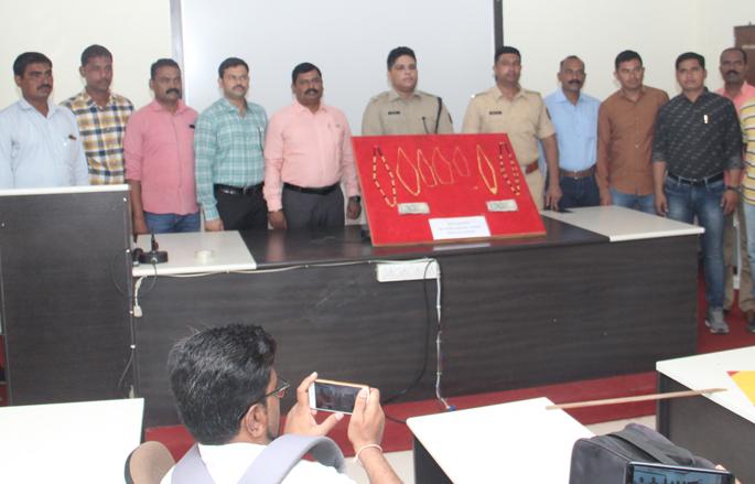 Chain snatching, burglary gang arrested | चेन स्नॅचिंग, घरफोडी करणारी टोळी जेरबंद Chain snatching, burglary gang arrested | चेन स्नॅचिंग, घरफोडी करणारी टोळी जेरबंद