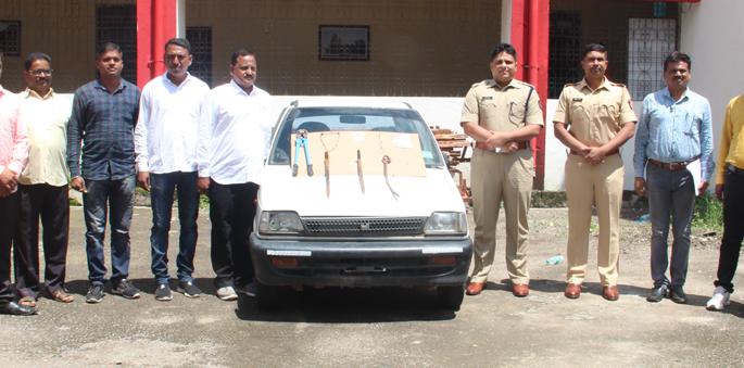 Police seize all lakh with stolen car | चोरीतील कारसह सव्वा लाखाचा मुद्देमाल पोलिसांनी केला जप्त..
