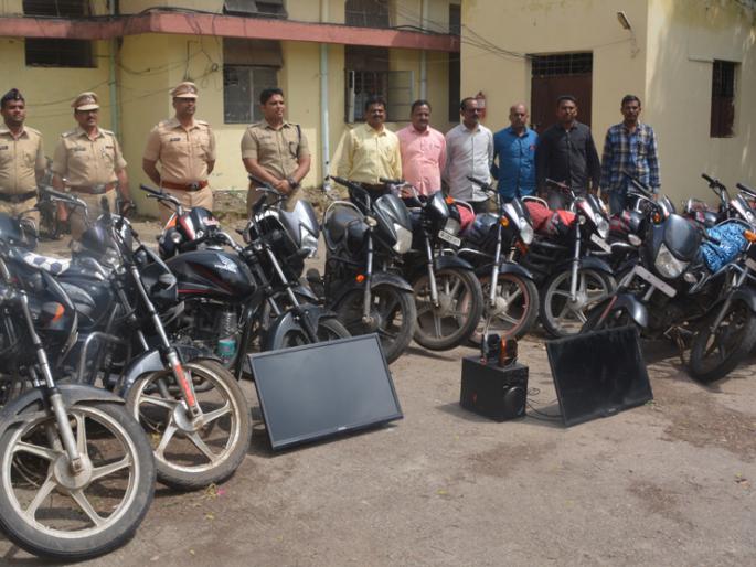 Two wheelers, burglary gangs | दुचाकी चोरी, घरफोडी करणारी टोळी गजाआड Two wheelers, burglary gangs | दुचाकी चोरी, घरफोडी करणारी टोळी गजाआड