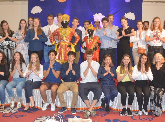 Foreigner youths like panipuri, mango and chapati! | पाणीपुरी, आंबा व चपातीवर परदेशी युवक फिदा !