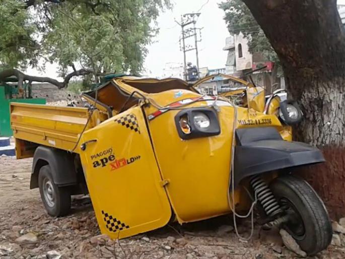 Two killed in ambulance accident | रुग्णवाहिकेच्या धडकेत दोन ठार Two killed in ambulance accident | रुग्णवाहिकेच्या धडकेत दोन ठार