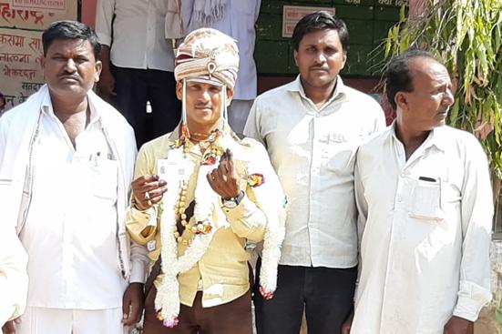 Polling in the peaceful atmostphere | चोख पोलीस बंदोबस्तात मतदान Polling in the peaceful atmostphere | चोख पोलीस बंदोबस्तात मतदान