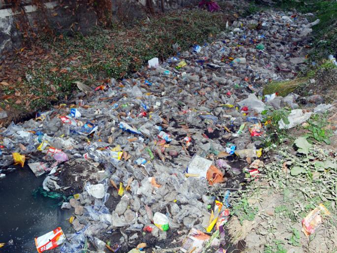 Waterpouch companies neglecting municipality's notice | आदेश धाब्यावर अन् पाणीपाकिटे रस्त्यावर Waterpouch companies neglecting municipality's notice | आदेश धाब्यावर अन् पाणीपाकिटे रस्त्यावर