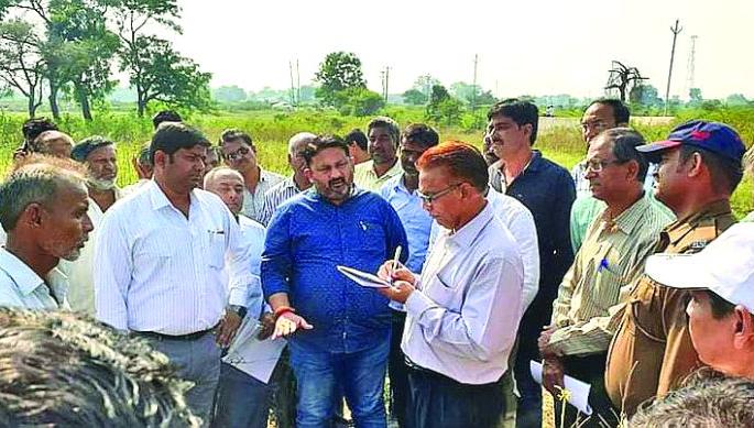 Central squad inspection of roadside fields! | रस्त्यालगतच्या शेतांचीच केंद्रीय पथकाकडून पाहणी! Central squad inspection of roadside fields! | रस्त्यालगतच्या शेतांचीच केंद्रीय पथकाकडून पाहणी!