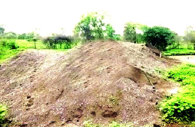 Upper Collector's team raids illegal sand reserves! | अप्पर जिल्हाधिकाऱ्यांच्या पथकाची अवैध रेती साठ्यांवर कारवाई!