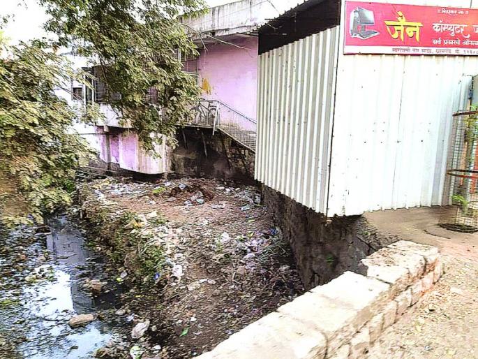 Khamgaon : encroaching on drains | खामगावात नालेही अतिक्रमणाच्या विळख्यात! Khamgaon : encroaching on drains | खामगावात नालेही अतिक्रमणाच्या विळख्यात!