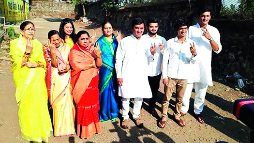 The enthusiasm of 'south', the ranks of the voters | ‘दक्षिण’ला उत्साह, मतदारांच्या रांगाच रांगा The enthusiasm of 'south', the ranks of the voters | ‘दक्षिण’ला उत्साह, मतदारांच्या रांगाच रांगा