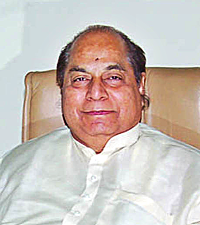 Pawar's 'innings' for 'Munna-bunti' patch up; D. Y The politics of Kolhapur stirred with the entry of Patil's nationals | ‘मुन्ना-बंटी’ पॅच अपसाठी पवारांचा ‘डाव’; डी. वाय. पाटील यांच्या राष्टÑवादी प्रवेशाने कोल्हापूरचे राजकारण ढवळले Pawar's 'innings' for 'Munna-bunti' patch up; D. Y The politics of Kolhapur stirred with the entry of Patil's nationals | ‘मुन्ना-बंटी’ पॅच अपसाठी पवारांचा ‘डाव’; डी. वाय. पाटील यांच्या राष्टÑवादी प्रवेशाने कोल्हापूरचे राजकारण ढवळले