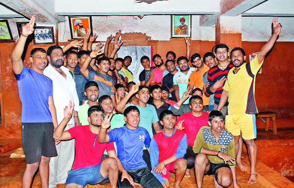 'Maharashtra Kesari' honored with the contribution of the artist | बालाच्या ‘महाराष्ट्र केसरी’मुळे आंदळकर वस्तादांना आदरांजली 'Maharashtra Kesari' honored with the contribution of the artist | बालाच्या ‘महाराष्ट्र केसरी’मुळे आंदळकर वस्तादांना आदरांजली