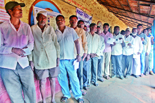 Spontaneous voting in Karveer, Radhanagar | करवीर, राधानगरीत उत्स्फूर्त मतदान Spontaneous voting in Karveer, Radhanagar | करवीर, राधानगरीत उत्स्फूर्त मतदान