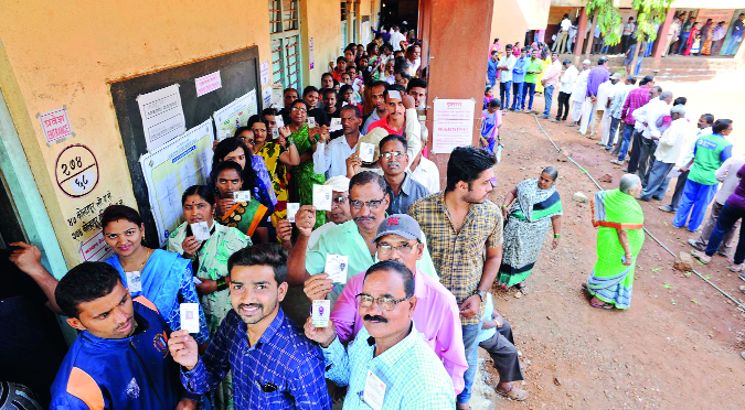 71 in Kolhapur, 70% voting in Hatkanangale | कोल्हापुरात ७१, हातकणंगलेत ७०% मतदान 71 in Kolhapur, 70% voting in Hatkanangale | कोल्हापुरात ७१, हातकणंगलेत ७०% मतदान