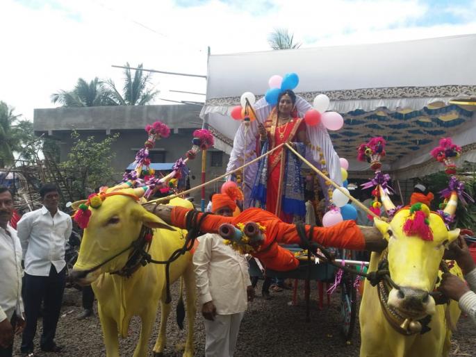 Weddings depart from bullock carriage | बैलगाडीतून वऱ्हाड निघालंय लग्नाला, कोपर्डे हवेलीत अनोखा सोहळा