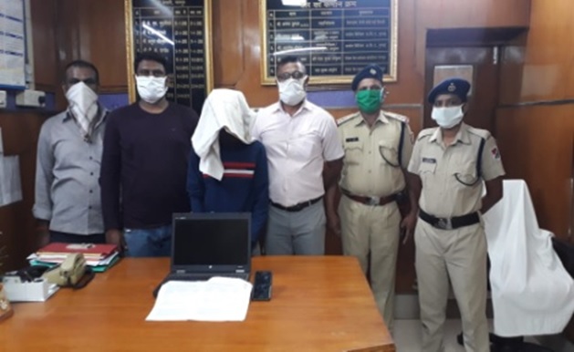 RPF squad of Central Railway takes action against brokers | मध्य रेल्वेच्या आरपीएफ पथकाने दलालांविरूद्ध कारवाई RPF squad of Central Railway takes action against brokers | मध्य रेल्वेच्या आरपीएफ पथकाने दलालांविरूद्ध कारवाई