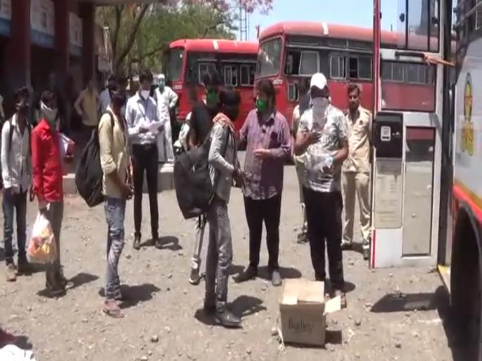 Lasalgaon laborers leave for Madhya Pradesh by bus | लासलगावी मजूर बसने मध्य प्रदेशला रवाना  Lasalgaon laborers leave for Madhya Pradesh by bus | लासलगावी मजूर बसने मध्य प्रदेशला रवाना