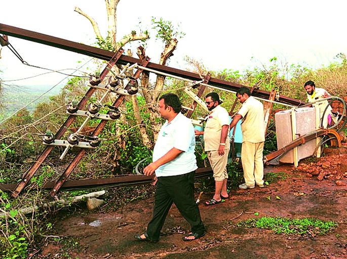 Solapur power workers struggle in Konkan; The service continues even in the rainy season | सोलापूरच्या वीज कर्मचाºयांचा कोकणात संघर्ष; भरपावसातही सेवा सुरूच Solapur power workers struggle in Konkan; The service continues even in the rainy season | सोलापूरच्या वीज कर्मचाºयांचा कोकणात संघर्ष; भरपावसातही सेवा सुरूच