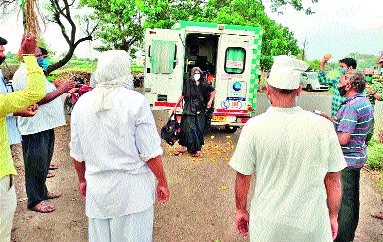 The first affected woman in Chandori was coronated | चांदोरी येथील पहिली बाधित महिला कोरोनामुक्त The first affected woman in Chandori was coronated | चांदोरी येथील पहिली बाधित महिला कोरोनामुक्त