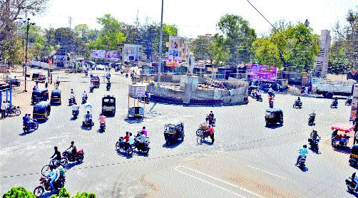 Citizens on the street the next day | दुसऱ्या दिवशी नागरिक रस्त्यावर