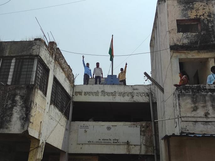 Ripai's agitation at Manmad Municipal Corporation office | मनमाडला पालिका कार्यालयावर चढून रिपाइंचे आंदोलन Ripai's agitation at Manmad Municipal Corporation office | मनमाडला पालिका कार्यालयावर चढून रिपाइंचे आंदोलन