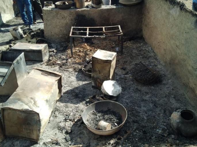  A fire broke out in the hut in the hut, and the material was burnt up | डोंगराळेला झोपडीला आग लागून संसारोपयोगी साहित्य जळून खाक