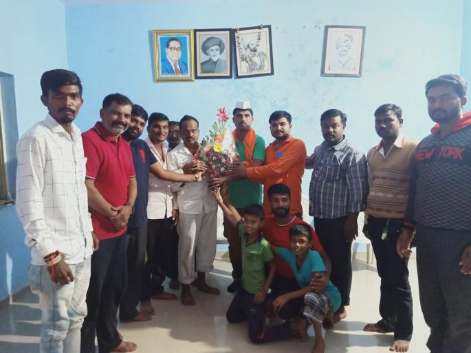 Retired soldier Kakad felicitated on behalf of the villagers | सेवानिवृत्त सैनिक काकड यांचा ग्रामस्थांच्या वतीने नागरी सत्कार Retired soldier Kakad felicitated on behalf of the villagers | सेवानिवृत्त सैनिक काकड यांचा ग्रामस्थांच्या वतीने नागरी सत्कार