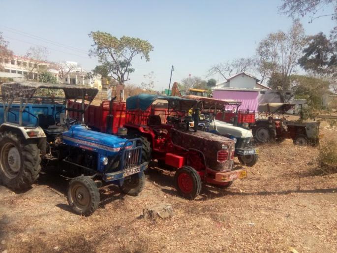 Unauthorized Soil Freight, 6 Vehicle Holders Action | विनापरवाना माती वाहतुक, सहा वाहन धारकांवर कारवाई Unauthorized Soil Freight, 6 Vehicle Holders Action | विनापरवाना माती वाहतुक, सहा वाहन धारकांवर कारवाई