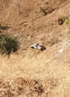 Seven killed, 20 injured in vehicle crash in Toranmal | तोरणमाळ येथे ५०० फूट खोल दरीत वाहन कोसळून सातजण ठार, २० जण जखमी