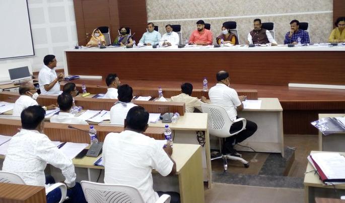 Throughout the year, the members asked seventy questions but the officials did not answer any of them | वर्षभर सदस्यांनी प्रश्न विचारले सत्तर पण अधिकारी देईनात एकाचेही उत्तर Throughout the year, the members asked seventy questions but the officials did not answer any of them | वर्षभर सदस्यांनी प्रश्न विचारले सत्तर पण अधिकारी देईनात एकाचेही उत्तर