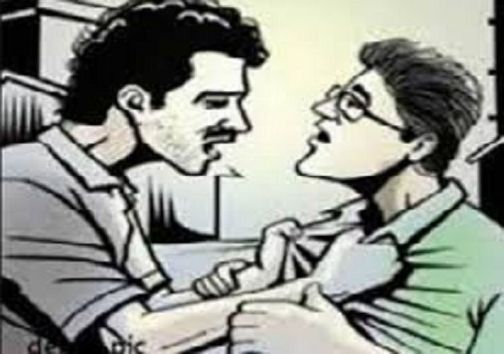 The board officer was pushed by the driver | मंडळाधिका-याला ढंपरचालकाकडून धक्काबुक्की