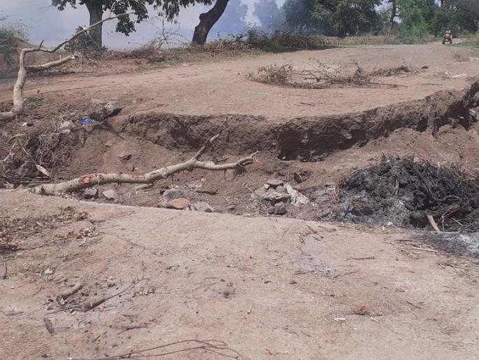 The fill was carried away from the nala near the mode | मोड जवळील नाल्यावरील भराव वाहून गेला The fill was carried away from the nala near the mode | मोड जवळील नाल्यावरील भराव वाहून गेला