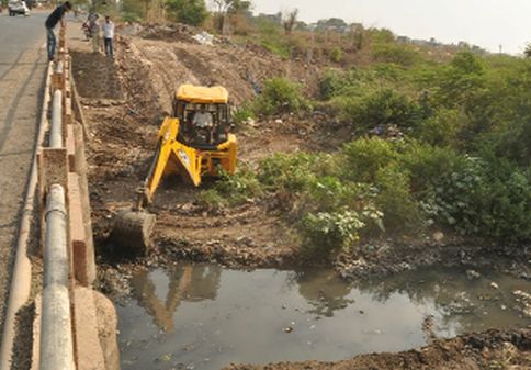 Losing the surveys of mountain ranges in Nandurbar | नंदुरबारात डोंगर उतारावरील घरांच्या सव्रेक्षणला खो Losing the surveys of mountain ranges in Nandurbar | नंदुरबारात डोंगर उतारावरील घरांच्या सव्रेक्षणला खो