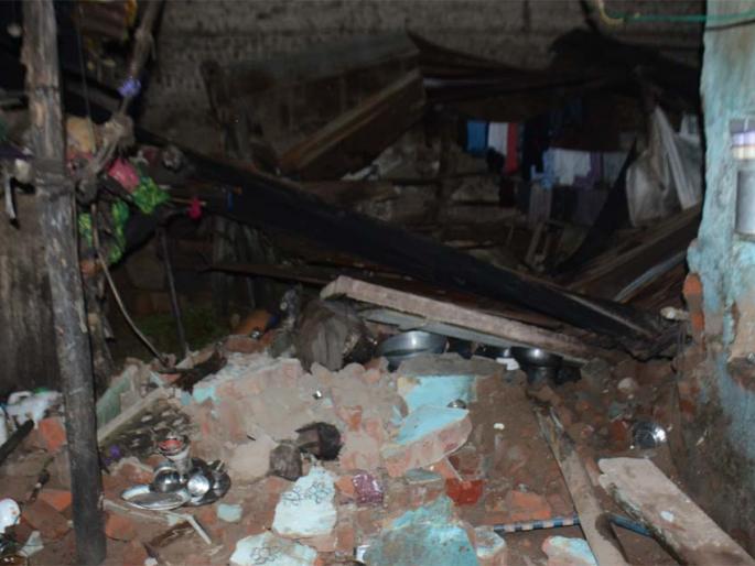 Myaleki kills wall of house in Nandurbar | नंदुरबारात घराची भिंत कोसळून मायलेकी ठार Myaleki kills wall of house in Nandurbar | नंदुरबारात घराची भिंत कोसळून मायलेकी ठार