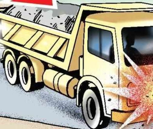 Muktai Nagar student injured at Muktabai College | मुक्ताईनगर येथे विद्यार्थिनीला डंपरची धडक Muktai Nagar student injured at Muktabai College | मुक्ताईनगर येथे विद्यार्थिनीला डंपरची धडक