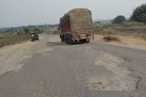 Traveling by highway is an invitation to death | महामार्गावरून प्रवास म्हणजे मृत्यूला आमंत्रण