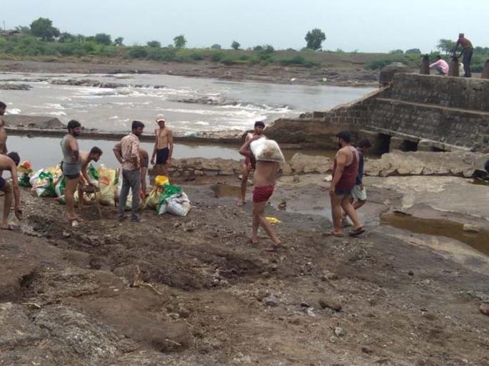 Villagers barred from paying labor: its water | श्रमदानातून ग्रामस्थांनी अडविले बंधा:याचे पाणी