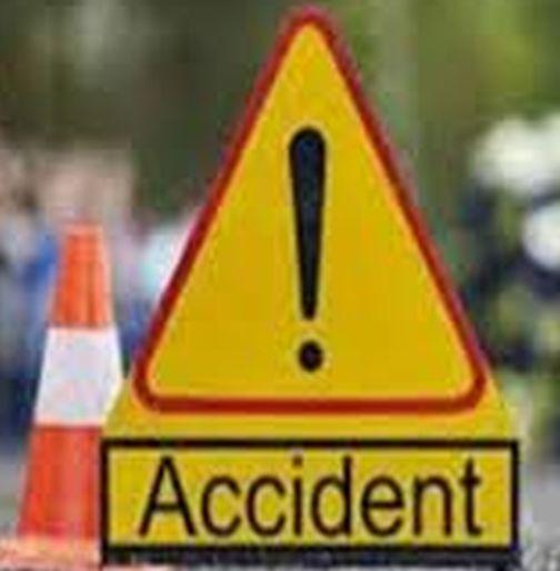 One killed, two injured in bus mishap | बसची दुचाकींना धडक, एक ठार, दोनजण जखमी One killed, two injured in bus mishap | बसची दुचाकींना धडक, एक ठार, दोनजण जखमी