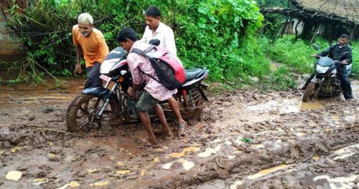 Motorists suffer due to mud on dirt roads | मातीच्या रस्त्यावर चिखल झाल्याने वाहनधारक त्रस्त Motorists suffer due to mud on dirt roads | मातीच्या रस्त्यावर चिखल झाल्याने वाहनधारक त्रस्त