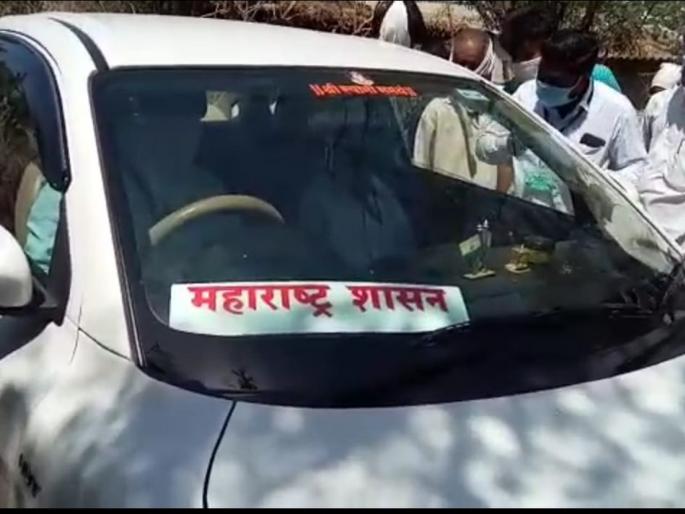 The villagers attack the big bitter for grain | धान्यासाठी मोठे कडवानला ग्रामस्थ आक्रमक The villagers attack the big bitter for grain | धान्यासाठी मोठे कडवानला ग्रामस्थ आक्रमक