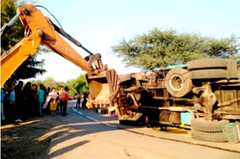 A sugarcane truck overturned due to a narrow road, injuring the driver; Incident on Chinchpada-Bandhare road | अरुंद रस्त्यामुळे उसाचा ट्रक उलटून अपघात चालक जखमी; चिंचपाडा-बंधारे रस्त्यावरील घटना A sugarcane truck overturned due to a narrow road, injuring the driver; Incident on Chinchpada-Bandhare road | अरुंद रस्त्यामुळे उसाचा ट्रक उलटून अपघात चालक जखमी; चिंचपाडा-बंधारे रस्त्यावरील घटना