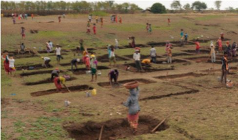 The large base of Rohyo near the village due to the loss of work in Gujarat | गुजरातमधील कामधंदा गेल्याने गावाकडच्या रोहयोचा मोठा आधार