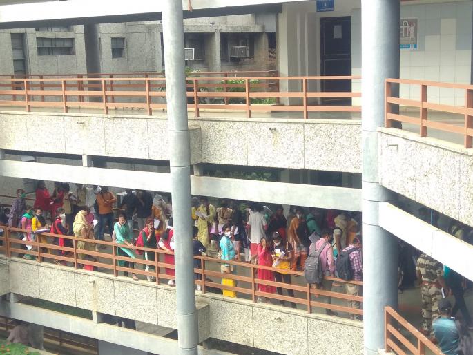 Municipal Corporation for Medical Recruitment | वैद्यकीय भरतीसाठी महापालिकेत झुंबड Municipal Corporation for Medical Recruitment | वैद्यकीय भरतीसाठी महापालिकेत झुंबड