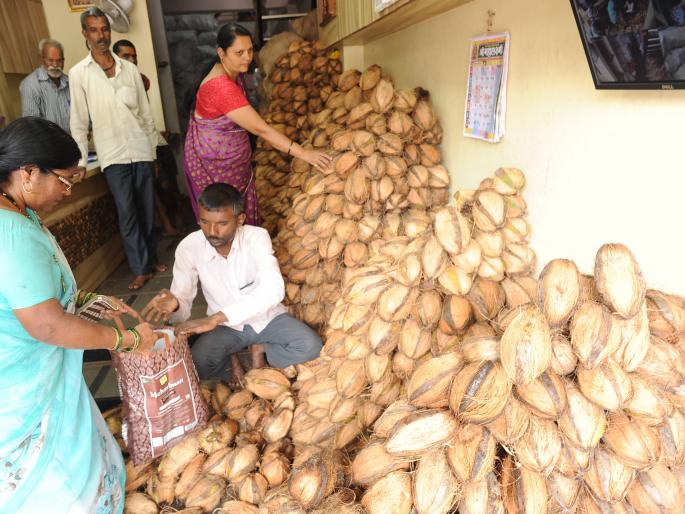 Kolhapur: Increased prices of coconut, some partial result of the extreme rainfall in Kerala; Regular supply from Tamilnadu, Karnataka | कोल्हापूर : नारळाचे भाव वाढले, केरळातील अतिवृष्टीचा काही अंशी परिणाम Kolhapur: Increased prices of coconut, some partial result of the extreme rainfall in Kerala; Regular supply from Tamilnadu, Karnataka | कोल्हापूर : नारळाचे भाव वाढले, केरळातील अतिवृष्टीचा काही अंशी परिणाम