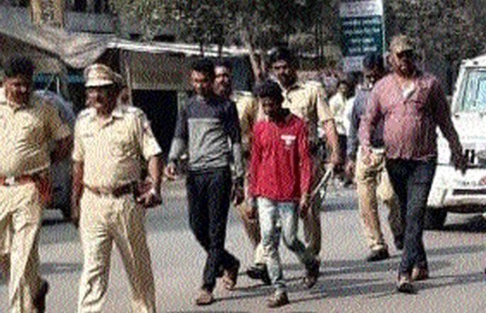 Raver accused of robbery in Raver | रावेर येथील घरफोडीतील आरोपींची काढली धिंड Raver accused of robbery in Raver | रावेर येथील घरफोडीतील आरोपींची काढली धिंड