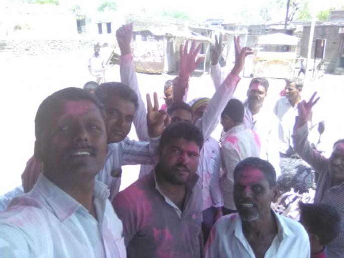 Unamesh Patil won the title of Diwali | उन्मेश पाटील यांच्या विजयाने त्यांच्या मूळगावी साजरी झाली दिवाळी