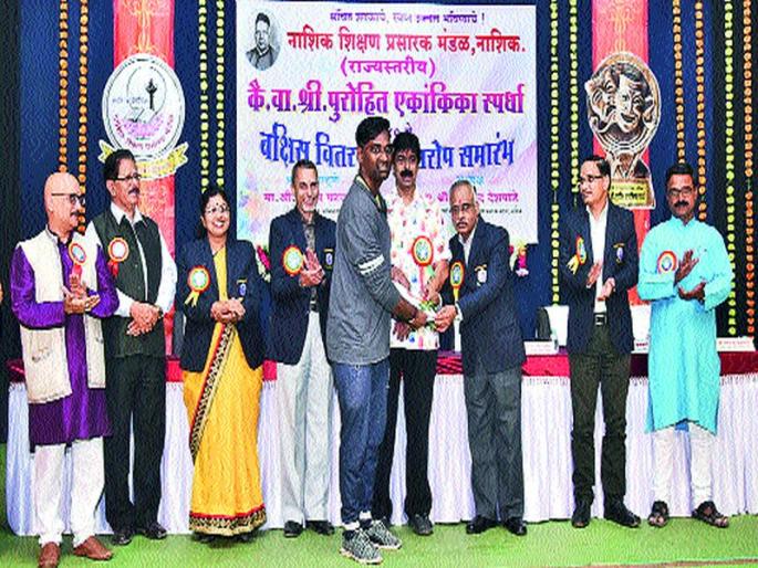 Pradeep Patwardhan: 'Shap' first in Purohit one-digit competition | मोबाइल संस्कृतीचा वापर कमी व्हावा प्रदीप पटवर्धन : पुरोहित एकांकिका स्पर्धेत पुण्याचे ‘आकार’ प्रथम Pradeep Patwardhan: 'Shap' first in Purohit one-digit competition | मोबाइल संस्कृतीचा वापर कमी व्हावा प्रदीप पटवर्धन : पुरोहित एकांकिका स्पर्धेत पुण्याचे ‘आकार’ प्रथम