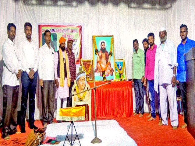 Gopinath Gade Maharaj's audience was enchanted by the discourse | गोपीनाथ गाडे महाराजांच्या प्रवचनाने श्रोते मंत्रमुग्ध Gopinath Gade Maharaj's audience was enchanted by the discourse | गोपीनाथ गाडे महाराजांच्या प्रवचनाने श्रोते मंत्रमुग्ध
