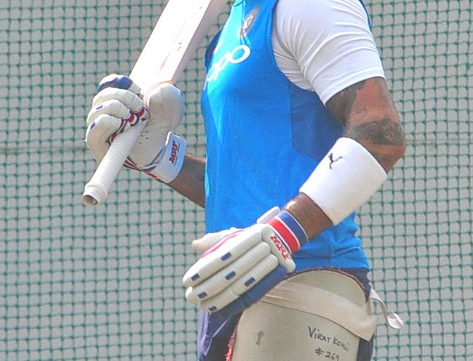 Skipper Virat Kohli scored with 50 catches | कर्णधार विराट कोहलीने टिपले ५० झेल