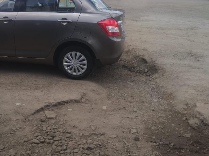 Drivers suffer due to highway rocks | महामागावरील खड्यांमुळे वाहनचालकांना त्रास