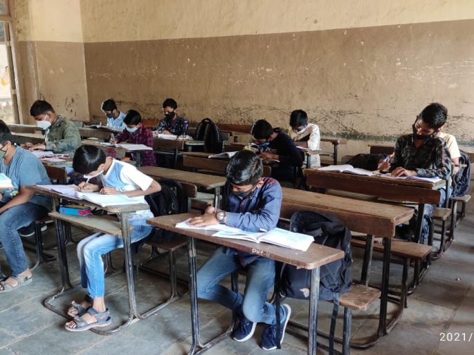 Corona's panic, declining student attendance! | कोरोनाची धास्ती, विद्यार्थ्यांची घटली उपस्थिती! Corona's panic, declining student attendance! | कोरोनाची धास्ती, विद्यार्थ्यांची घटली उपस्थिती!